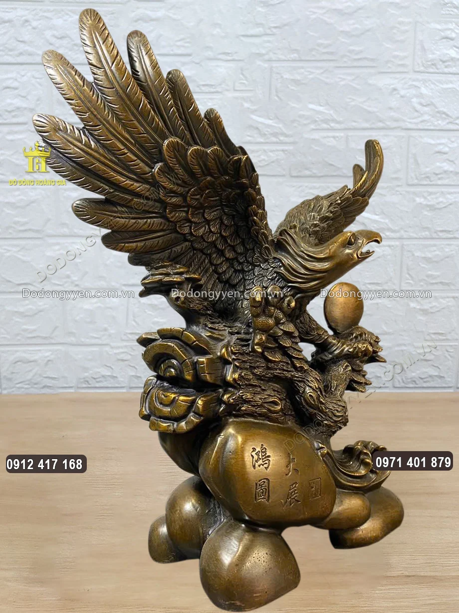 H&igrave;nh ảnh nh&igrave;n nghi&ecirc;ng của bức tượng đồng